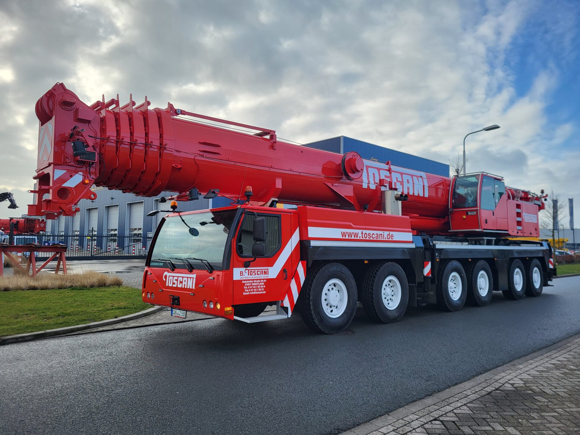 Liebherr kraan rood spuiten